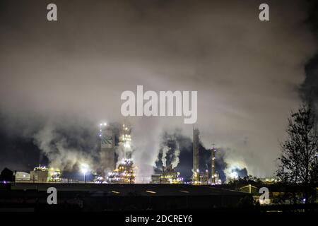 Augusta, GA / USA - 11.23.20: Un impianto industriale e nuvole di fumo Foto Stock