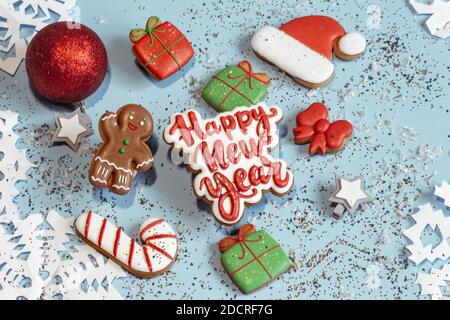 Natale sfondo festivo con carta fiocchi di neve, pan di zenzero smaltato, elementi decorativi vista dall'alto. Banner di Natale. Foto Stock