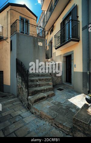 Sulle strade della medievale città vecchia di Troina in Sicilia testimonianze di architettura e storia Foto Stock