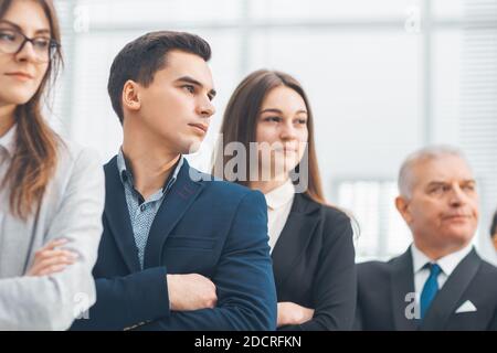 primo piano. giovani professionisti diversi in piedi insieme Foto Stock