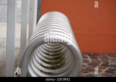 Un primo piano di una bicicletta vuota parcheggio in metallo spirale Foto Stock