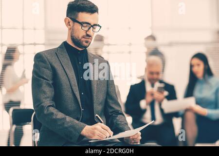 primo piano. consulente finanziario seduto in un ufficio moderno Foto Stock