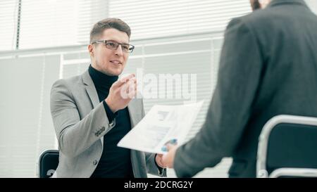 primo piano. colleghi di lavoro che discutono di nuove idee. Foto Stock