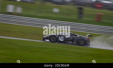 Una panoramica di una vettura da corsa mentre si guida su una pista. Foto Stock