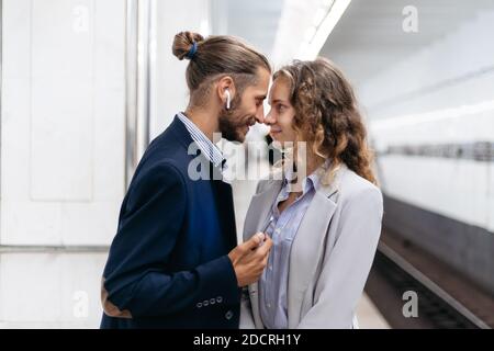 bella coppia in piedi sulla piattaforma della metropolitana. Foto Stock