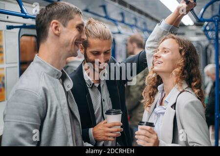 gruppo di studenti che discutono qualcosa nella metropolitana auto. Foto Stock