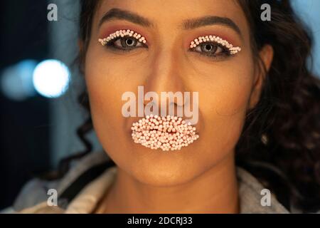 Modello femminile indiano con trucco fantasia sul viso. Foto Stock