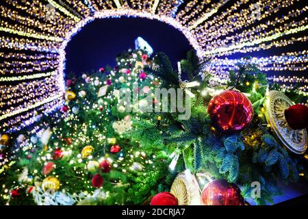 Decorazioni invernali sugli alberi di Natale nel centro di Mosca, in piazza Manezhnaya Foto Stock