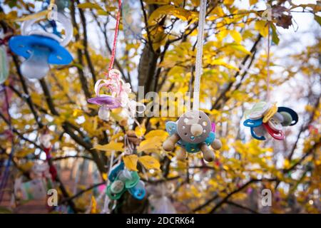 L'albero del succhietto, per i bambini svezzanti del succhietto in anticipo possono appendere i loro succhietti nell'albero e sperare in un regalo della fata del succhietto, Witten, Nord R. Foto Stock