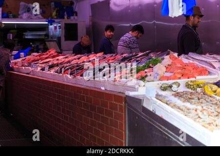 Pesce in vendita nel negozio di pesce, Brixton Market, Londra del sud, Regno Unito Foto Stock