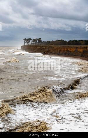 Tempesta invernale nuvole onda erosione molle scogliere, Bawdsey, Suffolk, Inghilterra, Regno Unito Foto Stock