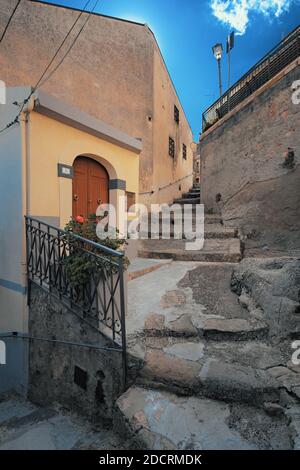 Sulle strade della medievale città vecchia di Troina in Sicilia testimonianze di architettura e storia Foto Stock