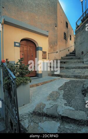 Sulle strade della medievale città vecchia di Troina in Sicilia testimonianze di architettura e storia Foto Stock