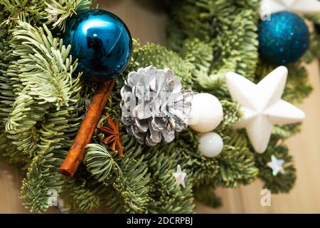 Dettagli della corona di Natale con baubles dell'albero di Natale, coni di pino e spezie Foto Stock