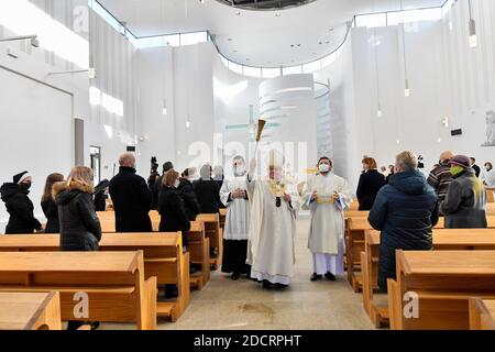 Praga, Repubblica Ceca. 22 novembre 2020. Una nuova chiesa, dedicata a Cristo Salvatore, è stata costruita nella tenuta di alloggi di Barrandov a sud-ovest di Praga, il primo nuovo edificio della chiesa nella capitale ceca in dieci anni, ed è stata consacrata dall'arcivescovo di Praga, il Cardinale Dominik Duka, a Praga, Repubblica Ceca, il 22 novembre 2020. Credit: Vit Simanek/CTK Photo/Alamy Live News Foto Stock