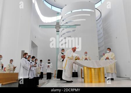 Praga, Repubblica Ceca. 22 novembre 2020. Una nuova chiesa, dedicata a Cristo Salvatore, è stata costruita nella tenuta di alloggi di Barrandov a sud-ovest di Praga, il primo nuovo edificio della chiesa nella capitale ceca in dieci anni, ed è stata consacrata dall'arcivescovo di Praga, il Cardinale Dominik Duka, a Praga, Repubblica Ceca, il 22 novembre 2020. Credit: Vit Simanek/CTK Photo/Alamy Live News Foto Stock