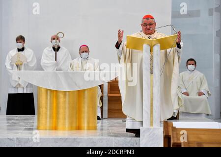 Praga, Repubblica Ceca. 22 novembre 2020. Una nuova chiesa, dedicata a Cristo Salvatore, è stata costruita nella tenuta di alloggi di Barrandov a sud-ovest di Praga, il primo nuovo edificio della chiesa nella capitale ceca in dieci anni, ed è stata consacrata dall'arcivescovo di Praga, il Cardinale Dominik Duka, a Praga, Repubblica Ceca, il 22 novembre 2020. Credit: Vit Simanek/CTK Photo/Alamy Live News Foto Stock