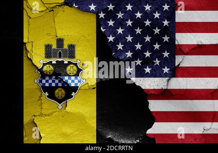 Bandiere di Pittsburgh e USA dipinte su pareti incrinate Foto Stock