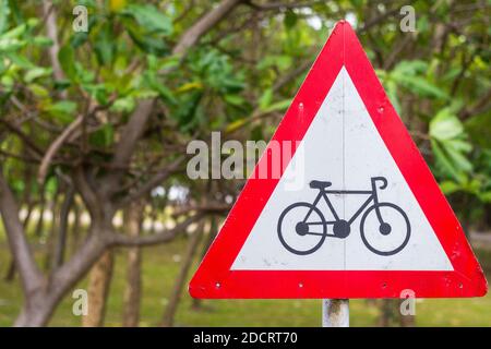 Una pista ciclabile davanti all'insegna di una strada a Corregidor Island, Filippine Foto Stock