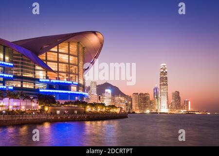 Paesaggio urbano del quartiere centrale di Hong Kong di notte, Cina, Asia. Foto Stock