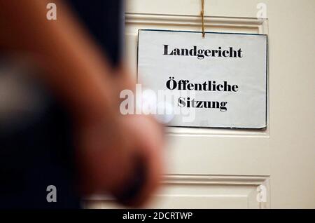 23 novembre 2020, Baden-Wuerttemberg, Tübingen: Un segno con l'iscrizione «Landgericht öffentliche Sitzung» (sessione pubblica del Tribunale regionale) è appeso alla porta di una sala del Museumsgesellschaft Tübingen, dove si sta svolgendo il processo, all'inizio del processo del Tribunale regionale Tübingen contro nove medici per presunta frode contabile. I medici sono presunti per aver falsamente fatturato l'Associazione dei medici legali di assicurazione sanitaria per i trattamenti laser delle cosiddette macchie porto-vino. Foto: Marijan Murat/dpa Foto Stock