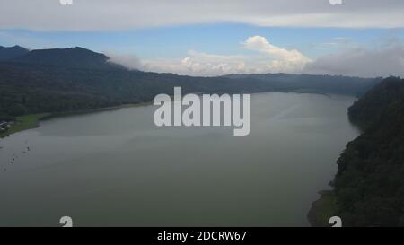 Splendida vista aerea del drone sul lago. Vista sul lago e sulle montagne da una collina, sul lago Buyan, Bali Foto Stock