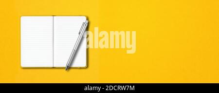 Taccuino giallo a righe aperte con una penna isolata su sfondo colorato. Banner orizzontale Foto Stock