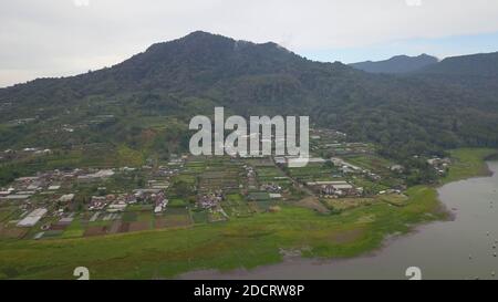 Splendida vista aerea del drone sul lago. Vista sul lago e sulle montagne da una collina, sul lago Buyan, Bali Foto Stock