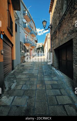 Sulle strade della medievale città vecchia di Troina in Sicilia testimonianze di architettura e storia Foto Stock