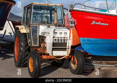 Trattore e barca in banchina a Knightsown, Valentia Island County Kerry, Irlanda Foto Stock