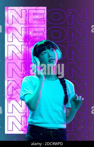 Ascolto di musica. Concetto di bellezza e moda, poster alla moda con il neoned bella donna asiatica. Luce colorata al neon e sfondo viola-rosa sfumato. Design moderno. Collage d'arte contemporanea. Foto Stock
