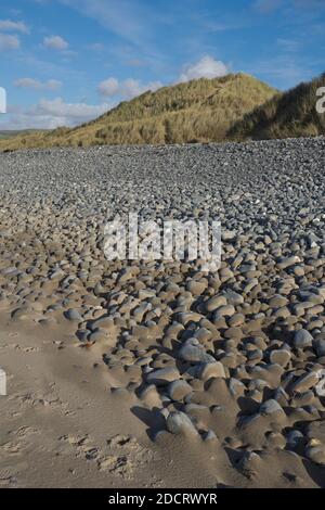 Dune di sabbia, erba e ciottoli presso la spiaggia di Ynyslas all'estuario del Dyfi, vicino a Borth e Aberystwyth, Ceredigon, Galles, Regno Unito Foto Stock