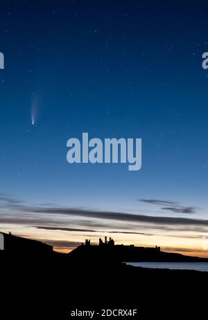 Una notte di fine estate in Northumberland che guarda a nord sul castello di Dunstanburgh. Foto Stock