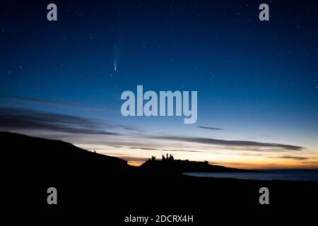 Una notte di fine estate in Northumberland che guarda a nord sul castello di Dunstanburgh. Foto Stock