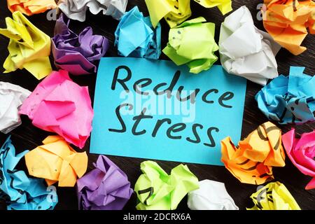 Ridurre le note di stress e le palline di carta colorate. Foto Stock