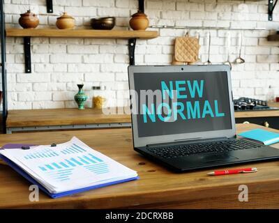 Nuove parole normali sullo schermo del laptop per lavorare a casa. Foto Stock