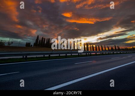 Bellissima strada panoramica con il paesaggio italiano toscano nel sfondo Foto Stock