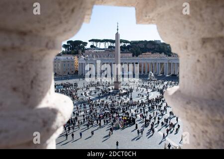 Roma, Italia. 22 novembre 2020. 22 novembre 2020 : i fedeli presero la benedizione di Papa Francesco durante la preghiera di mezzogiorno dell'Angelus, consegnata dalla finestra del suo studio che si affaccia su Piazza San Pietro, SOLO PER USO EDITORIALE del Vaticano. NON IN VENDITA PER CAMPAGNE PUBBLICITARIE O DI MARKETING. Credit: Agenzia fotografica indipendente/Alamy Live News Foto Stock