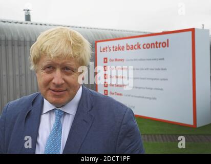 Boris Johnson, visto affrontare al voto lasciare rally nel 2016 lasciare il Rally di voto a Forman’s Fish Island a East London Foto Stock