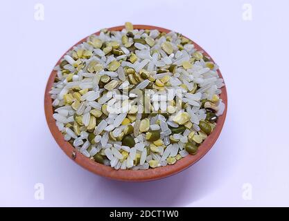 Grani differenti nella ciotola, riso, fagioli di moong, dal, mung dal, lenticchie, khichdi, khichadi, fuoco selettivo Foto Stock