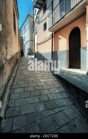 Sulle strade della medievale città vecchia di Troina in Sicilia testimonianze di architettura e storia Foto Stock