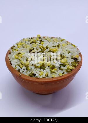 Grani differenti nella ciotola, riso, fagioli di moong, dal, mung dal, lenticchie, khichdi, khichadi, fuoco selettivo Foto Stock