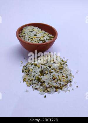 Grani differenti nella ciotola, riso, fagioli di moong, dal, mung dal, lenticchie, khichdi, khichadi, fuoco selettivo Foto Stock