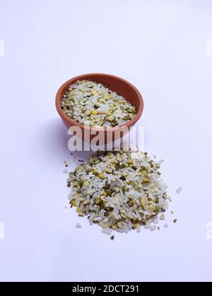 Grani differenti nella ciotola, riso, fagioli di moong, dal, mung dal, lenticchie, khichdi, khichadi, fuoco selettivo Foto Stock