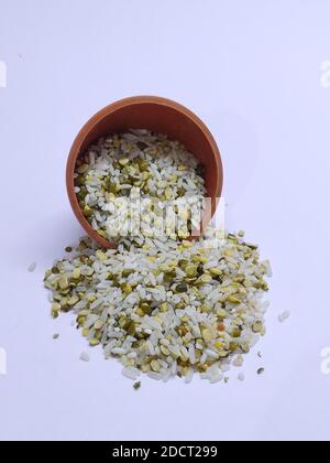 Grani differenti nella ciotola, riso, fagioli di moong, dal, mung dal, lenticchie, khichdi, khichadi, fuoco selettivo Foto Stock