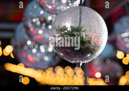 USO EDITORIALE SOLO un albero di Natale alternativo chiamato il Terrarium Tree progettato da Botanical Boys è svelato a Coal Drops Yard a Londra, per lanciare la Croce del Re 'tradizionalmente Untraditional Christmas'. Foto Stock