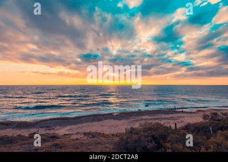 Tramonto spettacolare con nuvole vista dalla spiaggia di Hallett Cove, Australia del Sud Foto Stock
