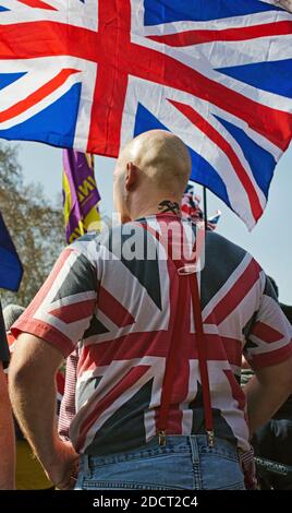 GRAN BRETAGNA / Inghilterra / Londra / Skinhead protestando contro la Brexit davanti al Parlamento di Westminster. Foto Stock