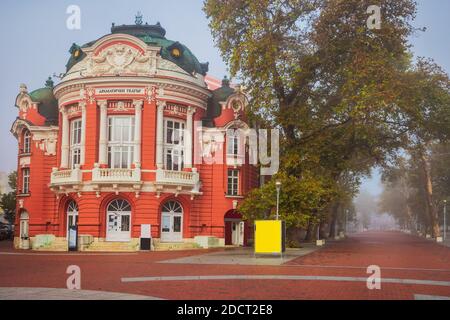 VARNA, BULGARIA, 23 ottobre 2020 Varna, centro della città bulgara e la costruzione del teatro Stoyan Bachvarov Foto Stock