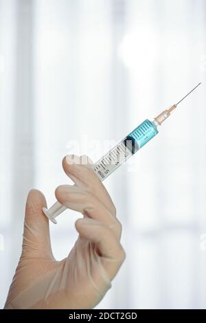 I medici mano con la siringa Foto Stock